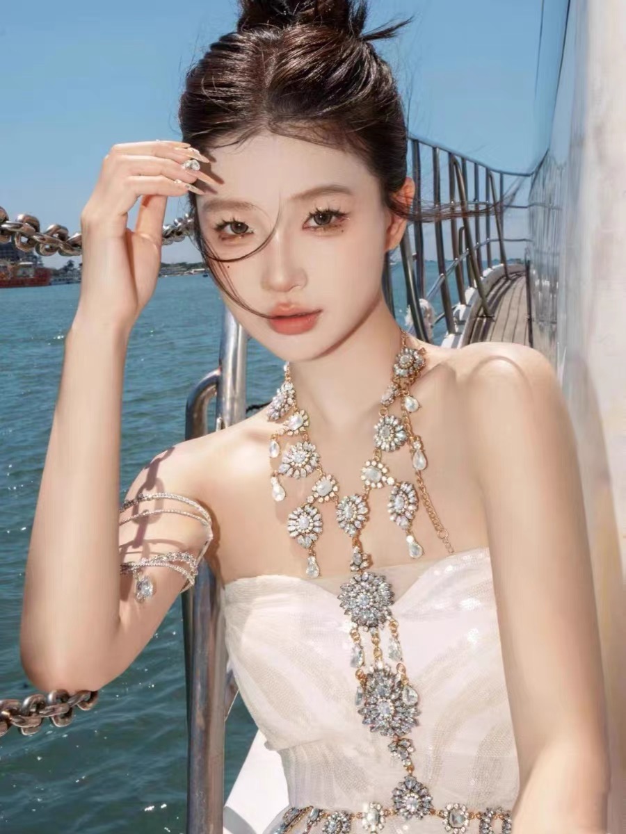 女金属性感身体链腰链长裙搭配