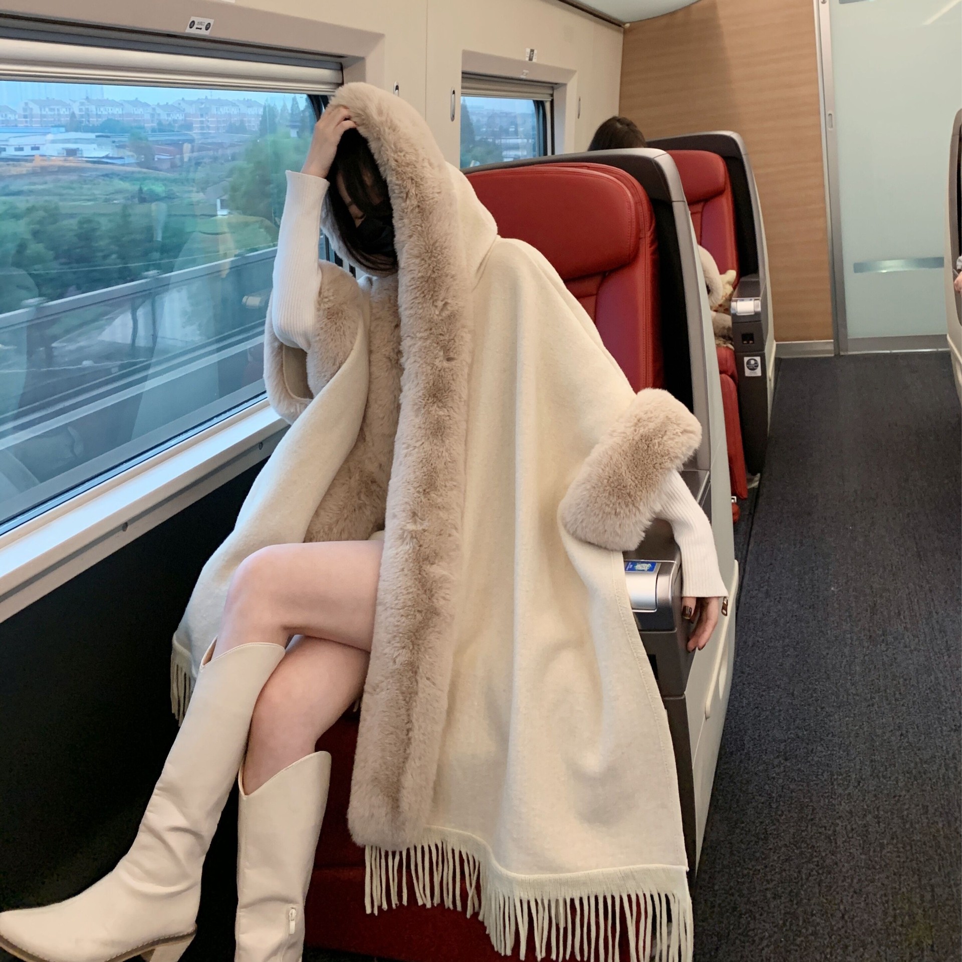 直播爆款连帽毛领纯色秋冬披肩斗篷女士针织开衫流苏大码毛呢外套