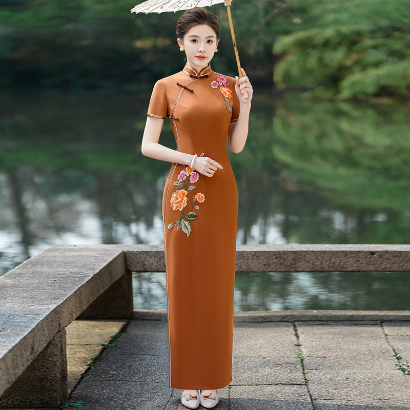 2025新款修身改良高端开叉绣花长款走秀旗袍裙表演出服女迷花恋柳