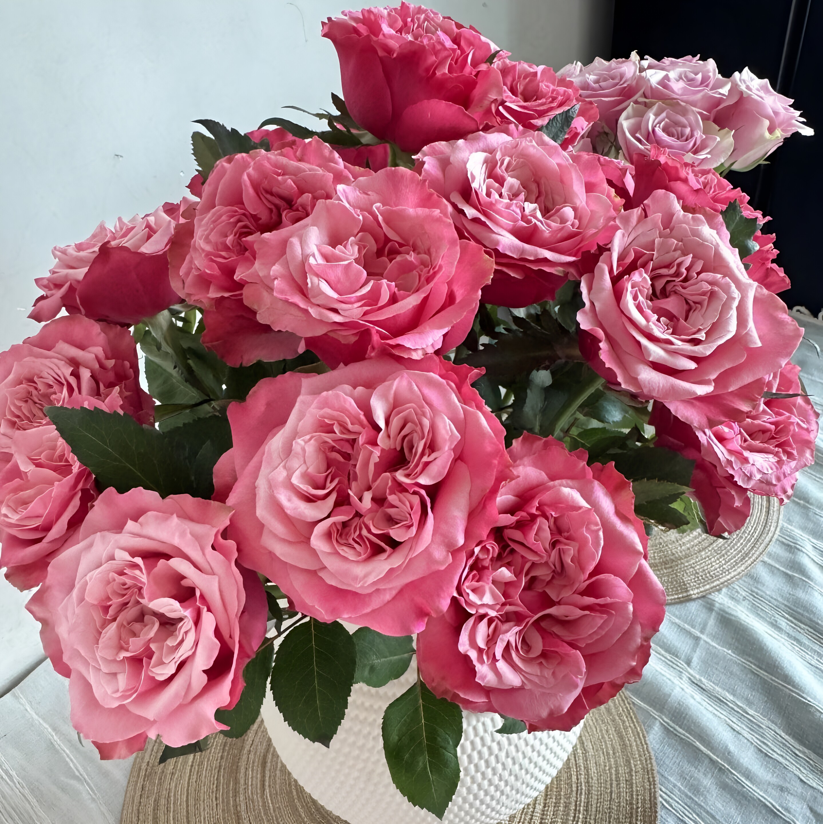 闺蜜玫瑰花水培生活插花情人节花办公室摆花同城送花上门鲜花速递