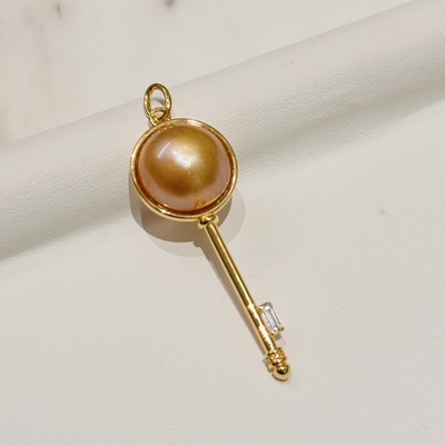 【大美唤推荐】925银钥匙金色马贝吊坠 DM41