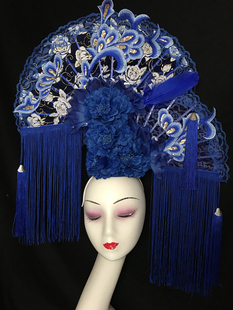 中国风青花瓷秀禾模特走秀蓝色造型个性夸张舞台彩妆创意扇子头饰