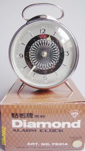 全铜齿轮外销奶黄色外壳网格型钻石牌机械闹钟是1984年生产