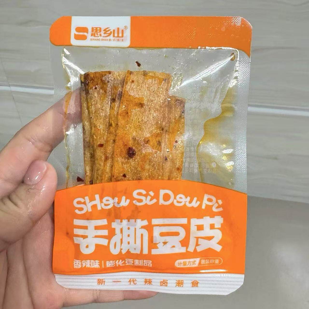 思乡山手撕香辣豆皮湖南特产麻辣味儿时怀旧自制网红辣条零食拉片