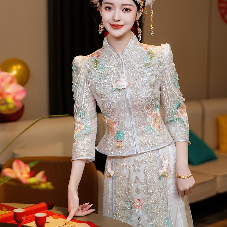 重工高级银色玉兔秀禾服租赁高端新娘拖尾秀禾婚服出租2025新薄款