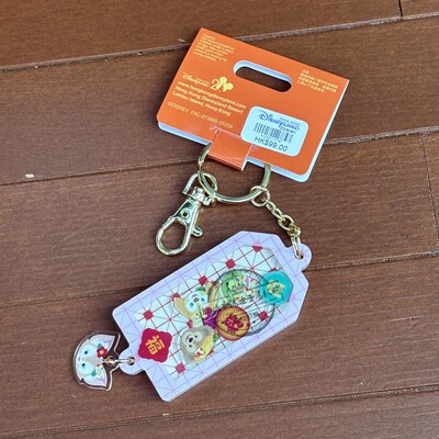 香港迪士尼2026新春年贝儿达菲饼饼亚克力塑胶卡通可爱包挂件