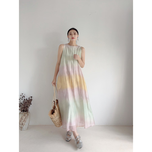 李cc·彩虹云影渐变清爽系度假氛围感无袖连衣裙女夏款