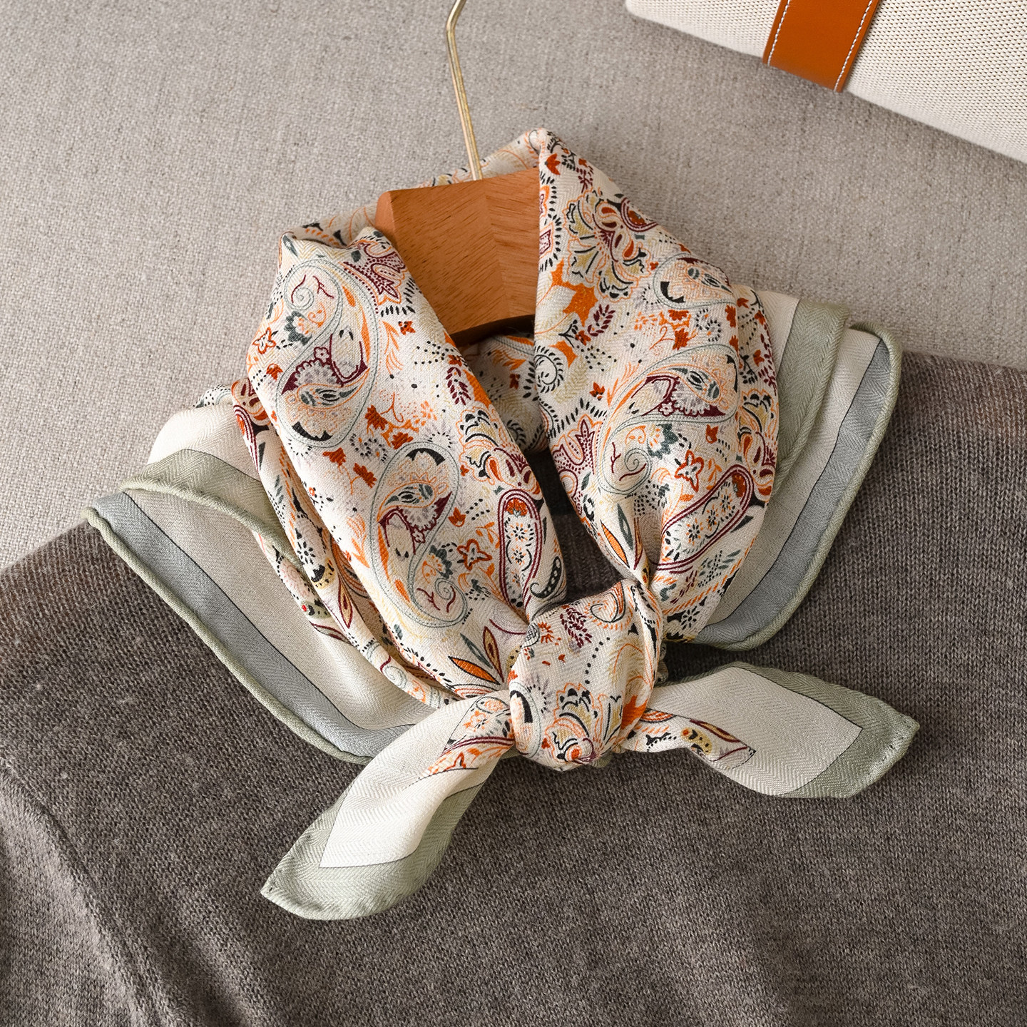 真丝羊毛丝巾女士秋冬季高级感大牌轻奢羊绒小方巾短围巾护颈高端