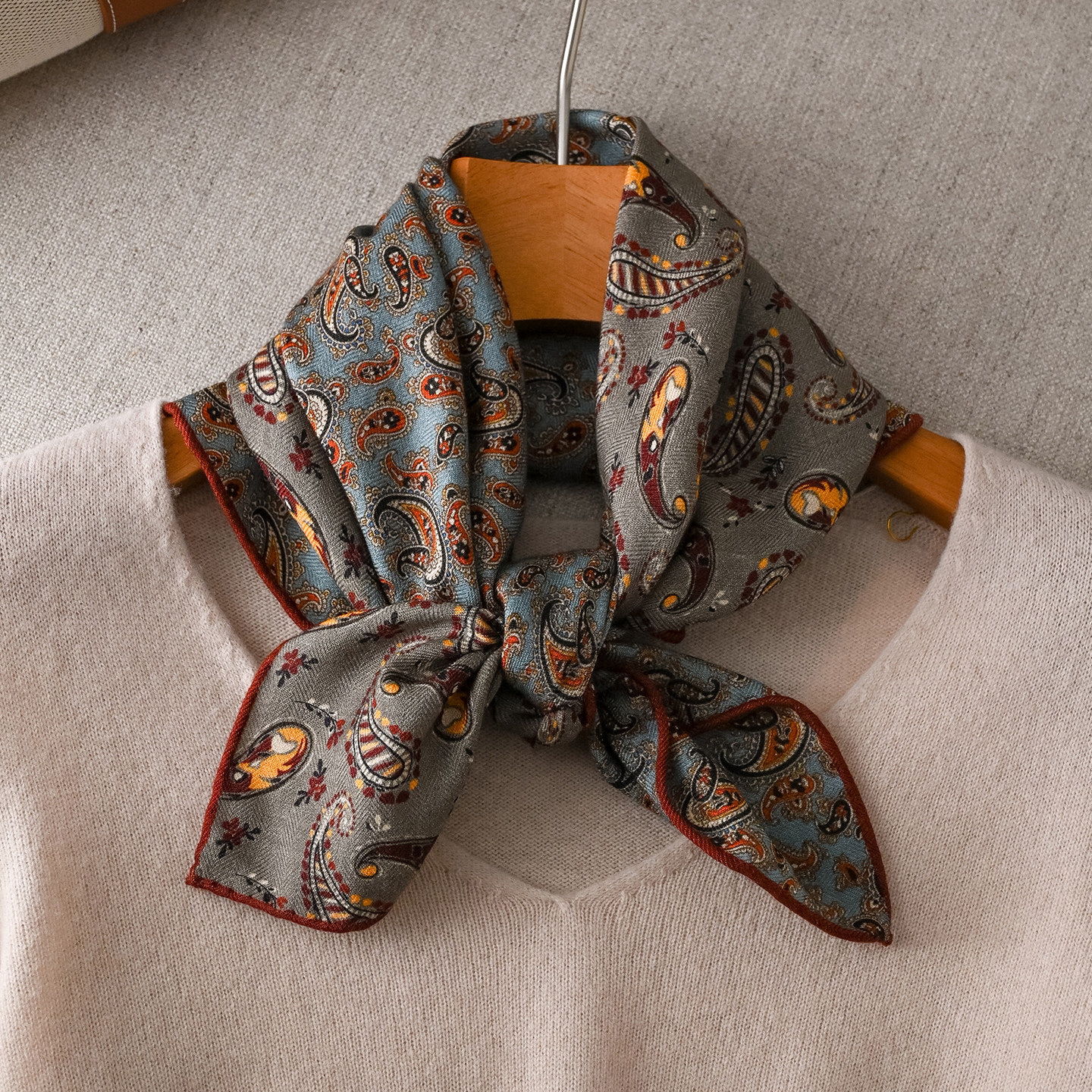 绿色真丝羊毛丝巾小方巾女士秋冬季高级感大牌羊绒短围巾轻奢高端