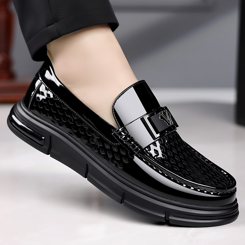 镂空圆头打孔软底漆皮一脚蹬皮鞋