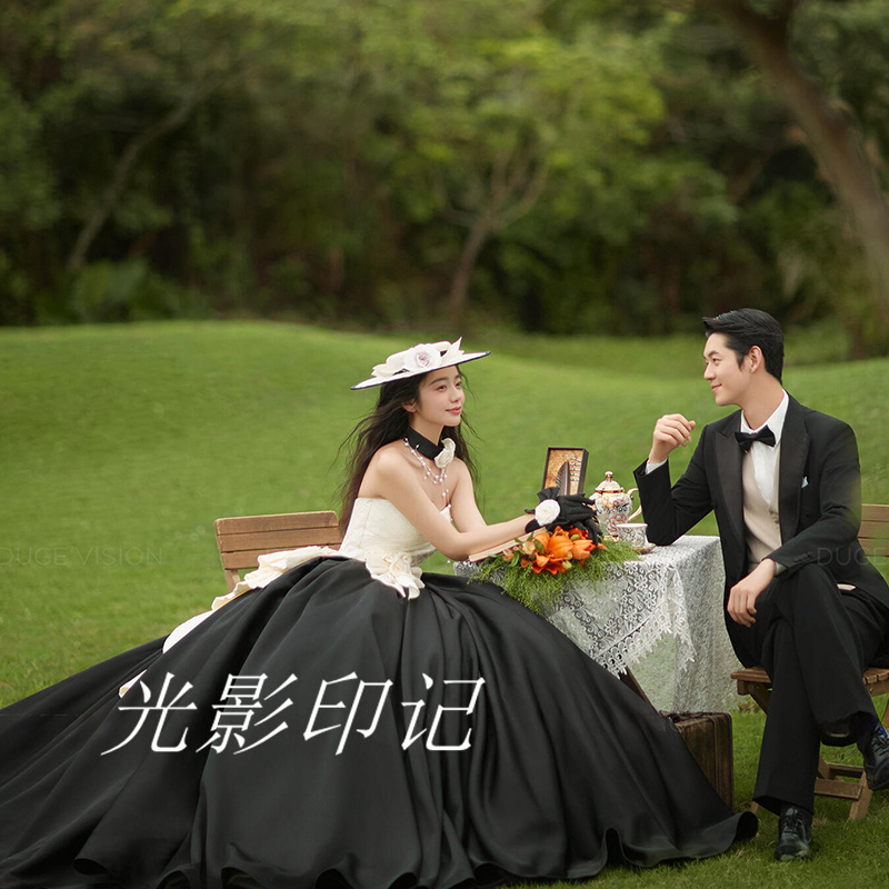 影楼拍照主题服装情侣摄影复古外景草坪婚纱抹胸缎面黑白法式礼服