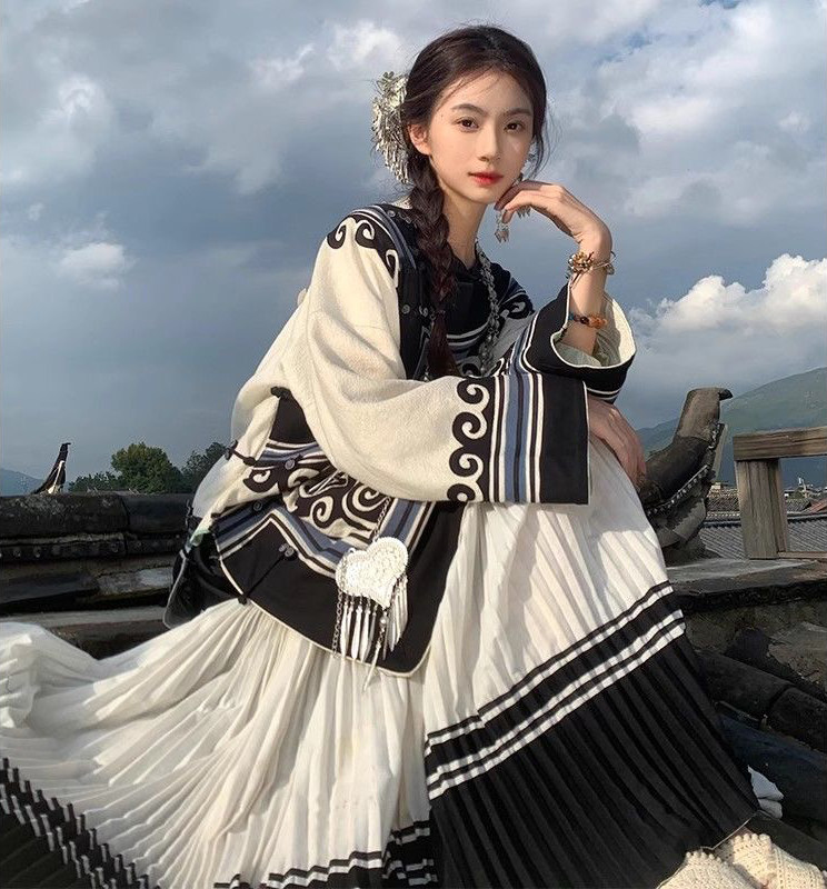 新款彝族服饰服装少数民族风套装刺绣火把节赛诺四川凉山旅拍写真