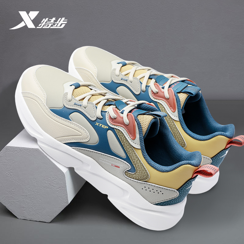 特步男鞋官方正品复古皮面防水运动鞋2025冬季新款休闲软底跑鞋男