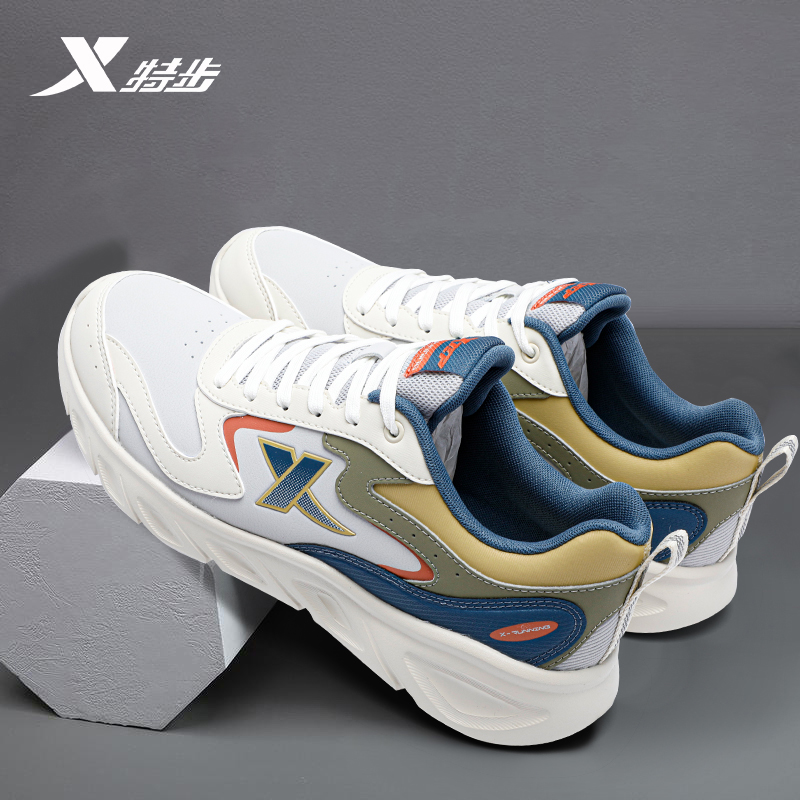 特步男鞋皮面防水运动跑步鞋男款