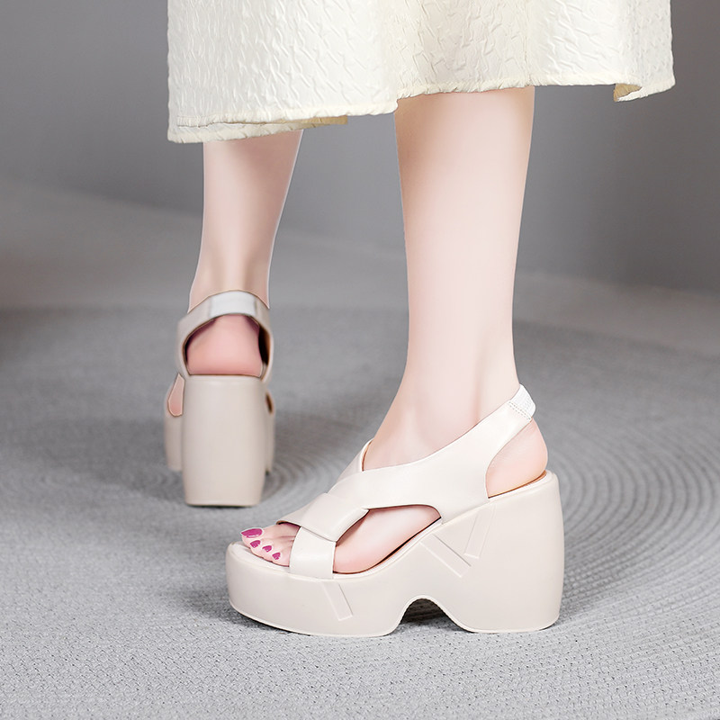 北西迪10CM真皮鱼嘴厚底坡跟凉鞋女夏季米白色松糕高底休闲罗马鞋