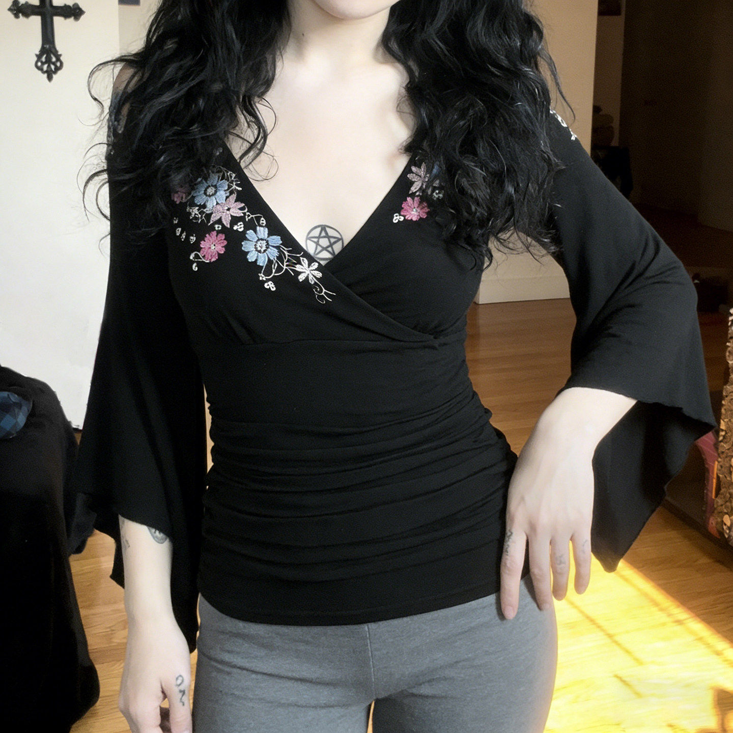 FabGirls 中古少女花卉刺绣v领喇叭袖T恤 复古百搭显瘦休闲短上衣