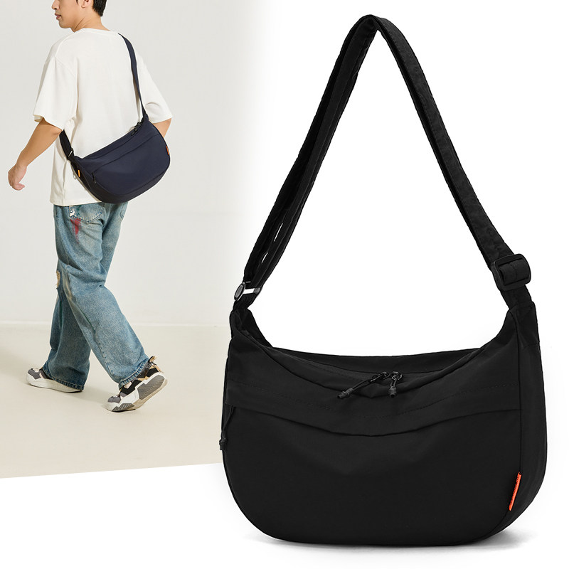 斜挎包男款2025新款时尚休闲包男士通勤挎包外出徒步便携单肩背包