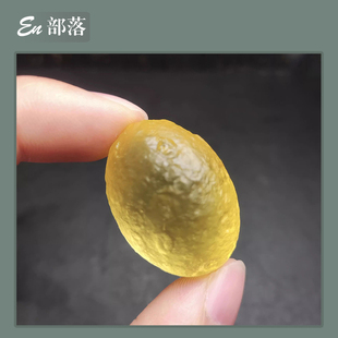 天然利比亚金黄玻璃陨石裸石随形蛋蛋子原石可做吊坠无孔石20多克