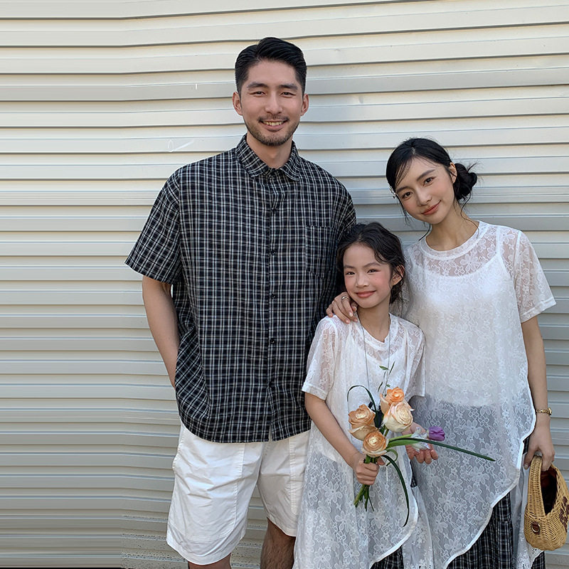 2026新款亲子装一家三口洋气小众日系格子拼接蕾丝连衣裙母女装潮
