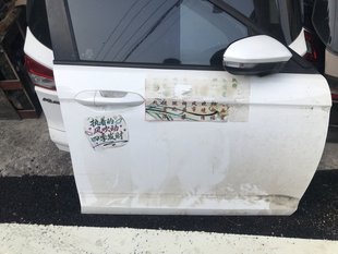 福特福睿斯右前门后盖