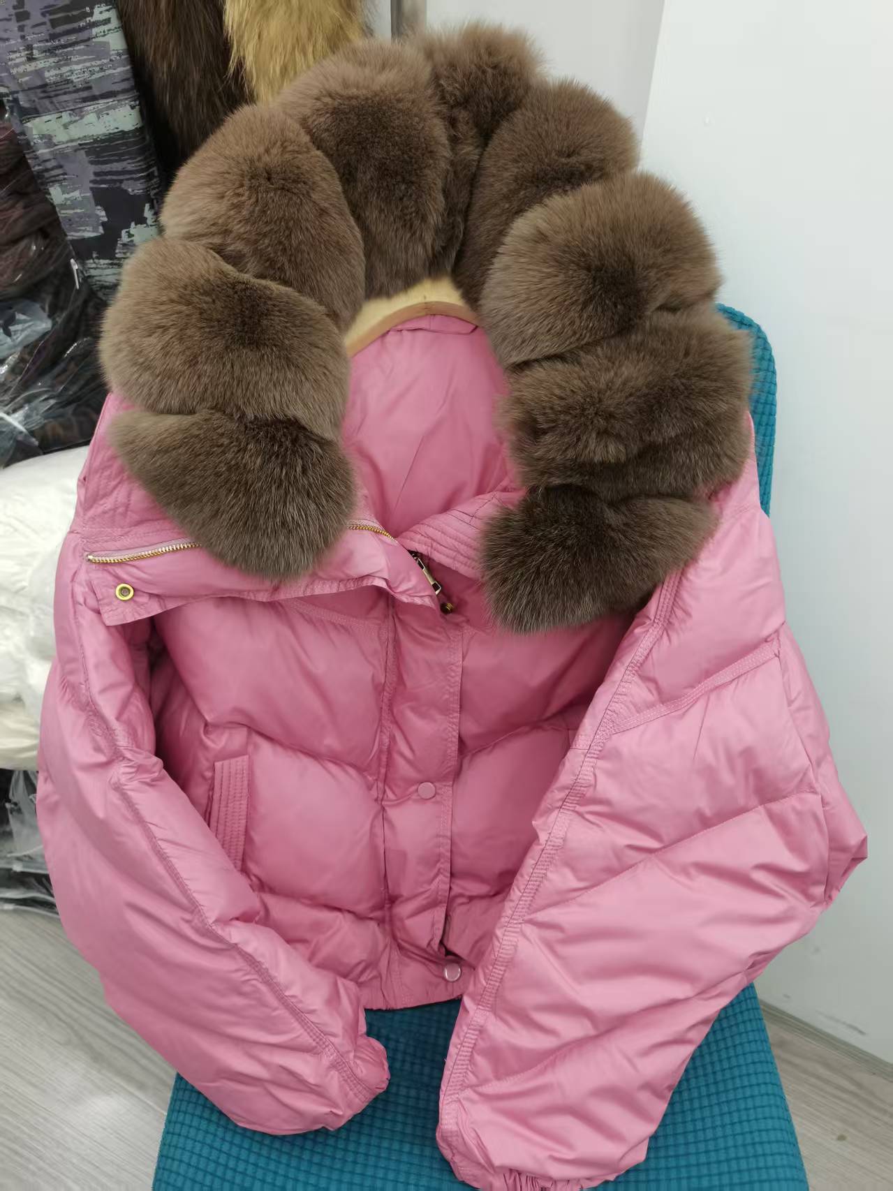 狐狸毛领玫粉色羽绒服女短款2025年新款加厚大码时尚洋气冬季外套
