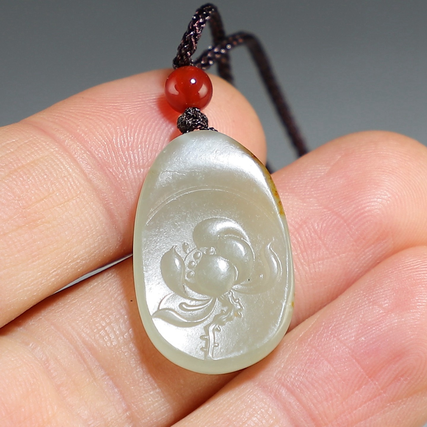 【籽料】和田玉荷花小挂件(有裂)新疆青白玉红沁子料吊坠楼叔孤品