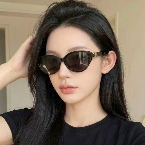 2026新款复古猫眼墨镜女户外出游防紫外线高级感太阳镜显脸小眼镜