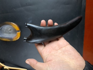 牛犄角随型扁皮弹弓30年老牛角高密度高硬度随型圆月弯刀实战弹弓