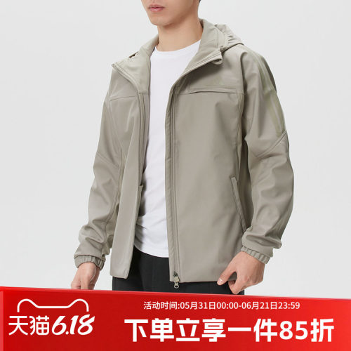 阿迪达斯男款连帽夹克