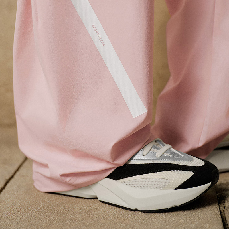 阿迪达斯女款跑步运动鞋