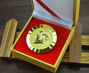 毛主席像章 毛泽东胸章徽章 直径4厘米 纪念章 镀金像章