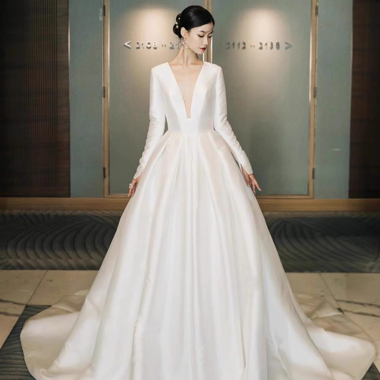 高级缎面婚纱2025新款新娘主纱秋冬季简约复古赫本风长袖拖尾婚纱