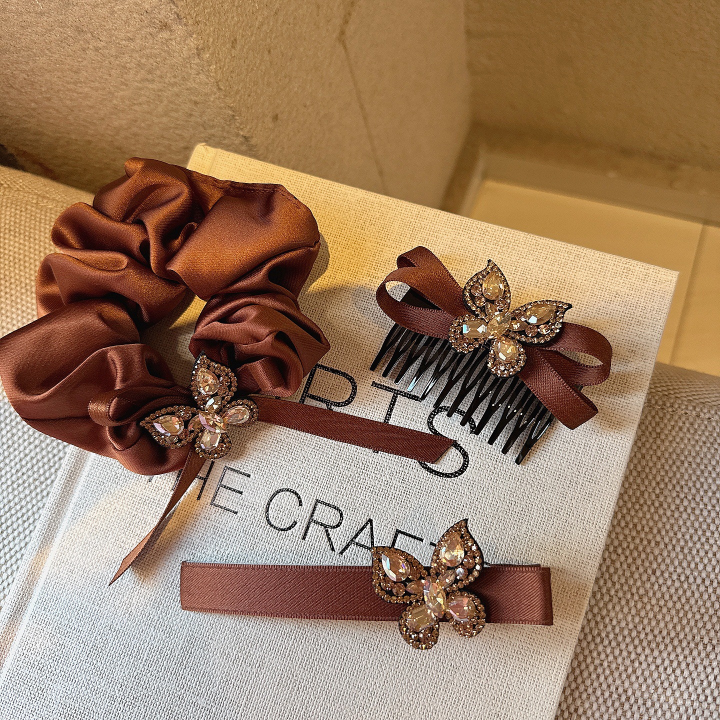 感精致满钻蝴蝶插发梳女后脑勺懒人夹刘海发卡碎发鸭嘴夹头饰