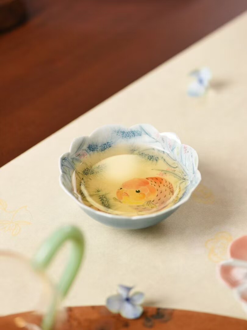 赐闲堂釉下五彩金鱼主人杯花口大容量单杯纯手工手绘古风新中式杯