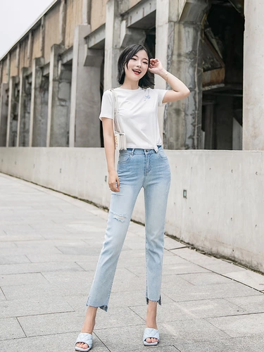 Светлые приталенные тонкие штаны, джинсы