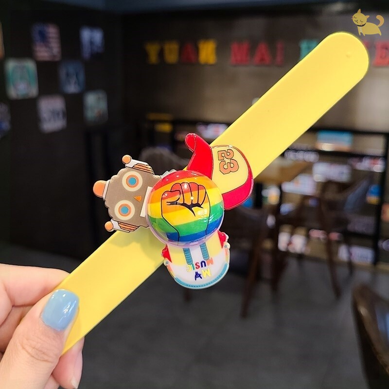 新发光旋转手镯水果带灯转动啪啪圈流沙星手环儿童闪光首饰2021