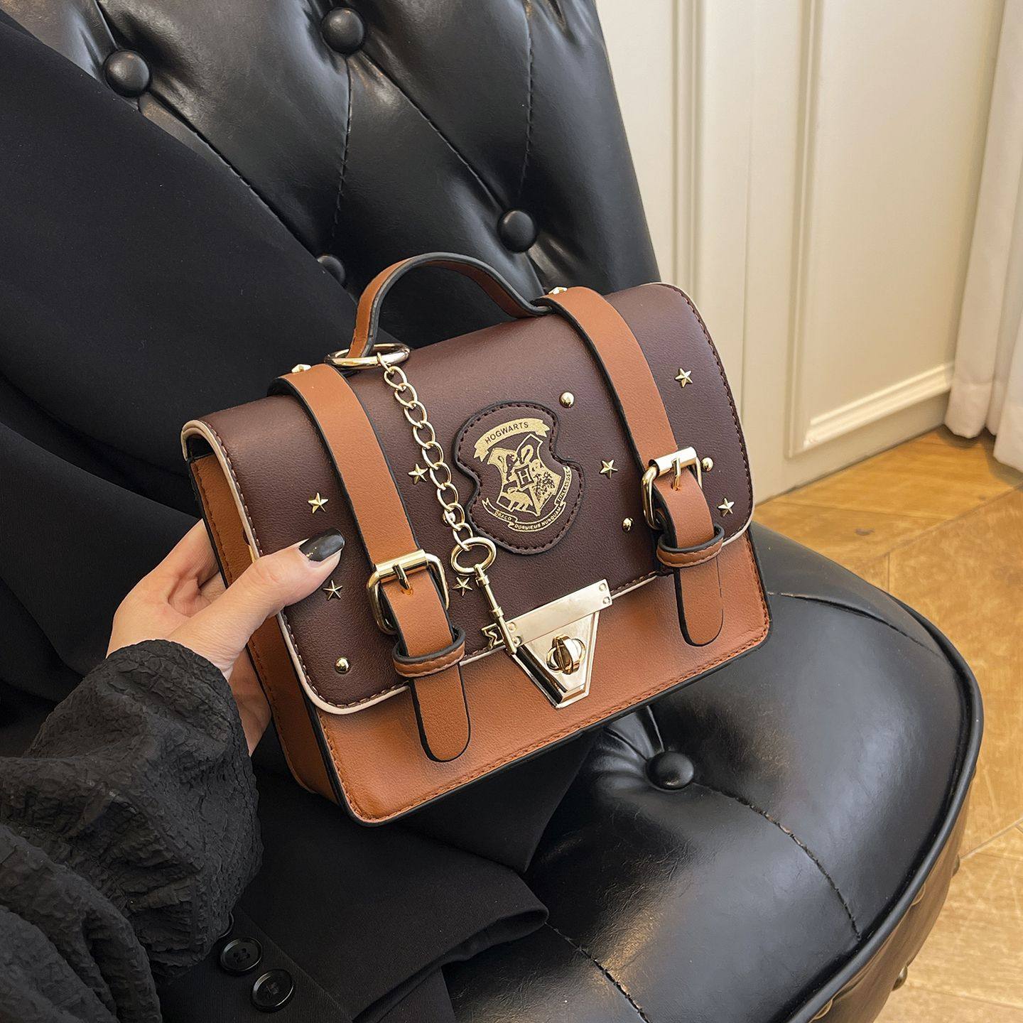 2026新款休闲英伦风小方包女斜挎包铆钉皮带装饰棕色复古邮差包,箱包皮具/热销女包/男包,小方包,淘宝优惠券,粉丝福利购,淘宝优惠卷