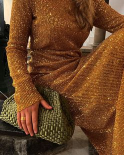 珊瑚黄系列亮片压褶秋冬新款隐隐流光长袖连衣裙年会宴会聚会亮点