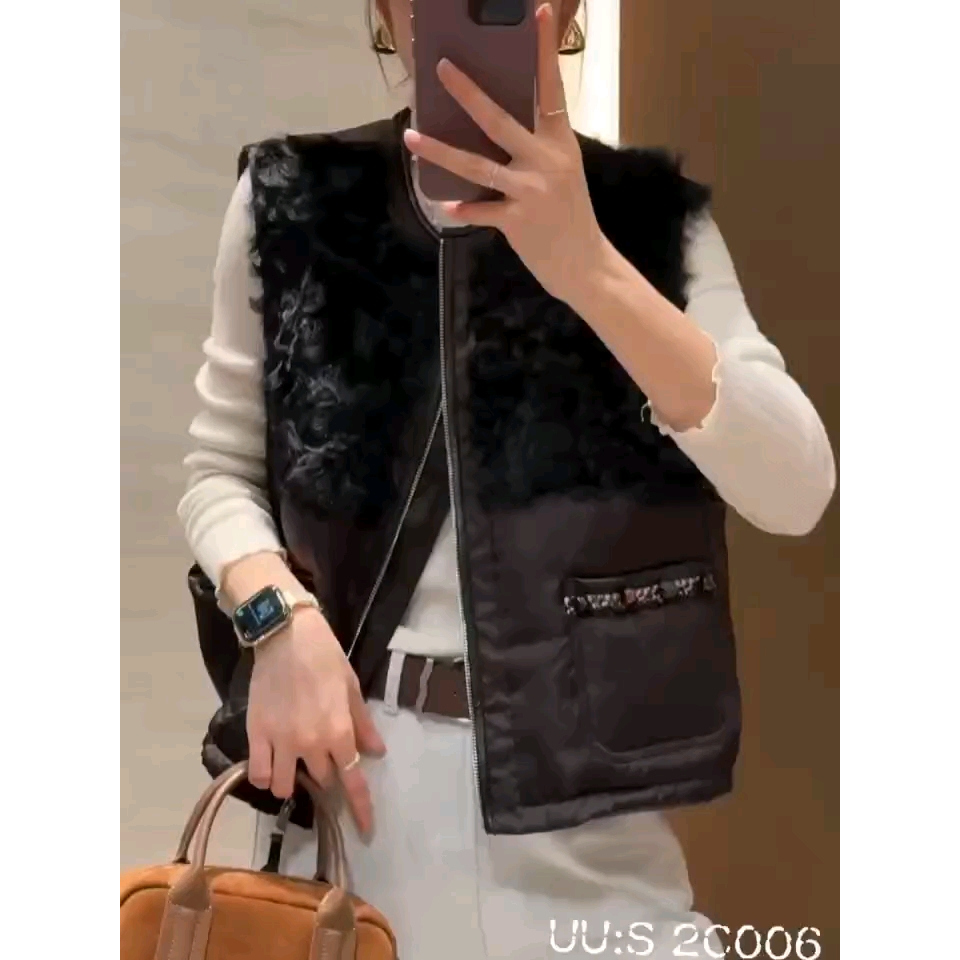 小胡羊皮毛一体拼接白鹅绒真丝皮草羽绒服马甲女2025冬圆领短马夹