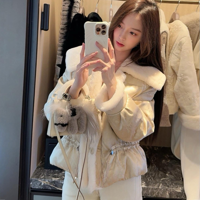 2025冬高级羊羔毛皮毛一体翻领羽绒服女收腰提花鹅绒韩版保暖外套