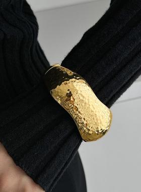 宽版复古凹凸亮面水波纹手镯