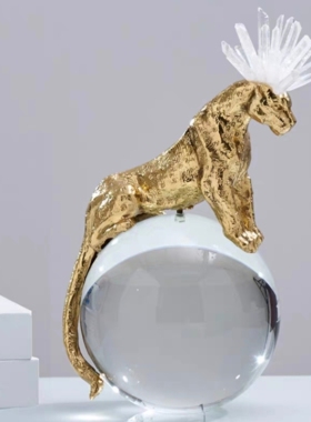 高档金钱豹黄铜豹子摆件水晶球摆件样板房高级感动物蜥蜴装饰摆件