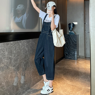 深蓝色牛仔背带裤女2026夏薄款潮酷减龄宽松小个子八分连体吊带裤