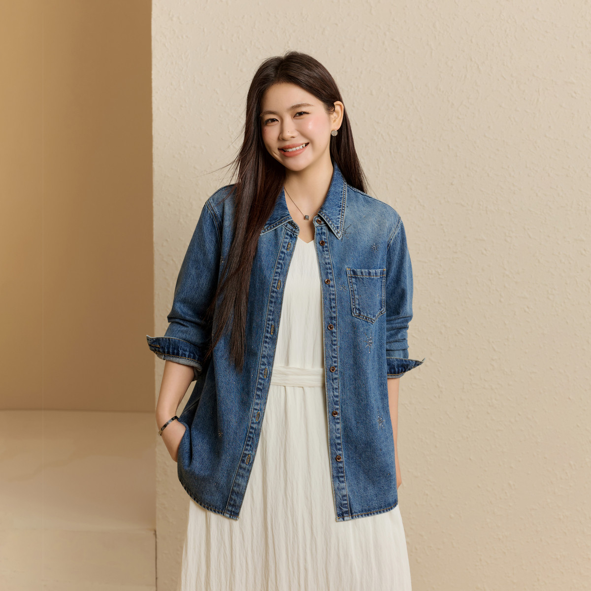 【时髦烫钻牛仔衬衫】纤莉秀大码女装慵懒随性开衫胖mm2026秋新款