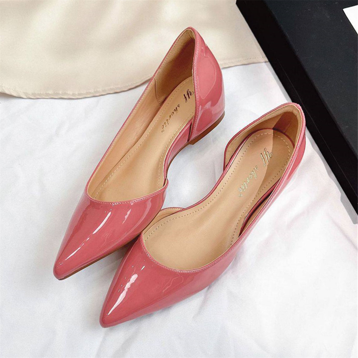 小个子增高漆皮侧空尖头平底鞋女2026春季新款法式裸色浅口单鞋女