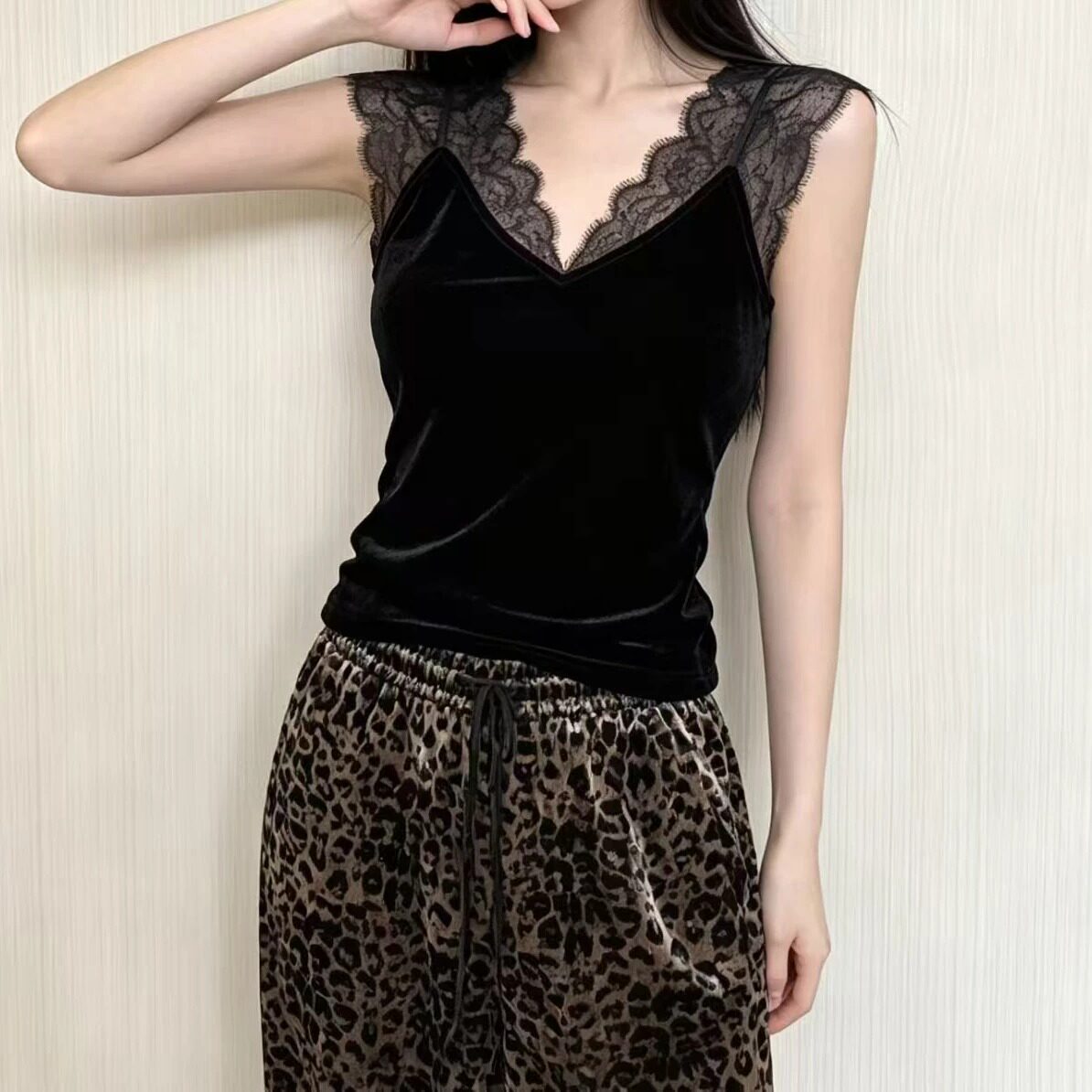 欧洲站2026秋季新款黑色蕾丝拼接V领吊带背心女无袖打底上衣女潮