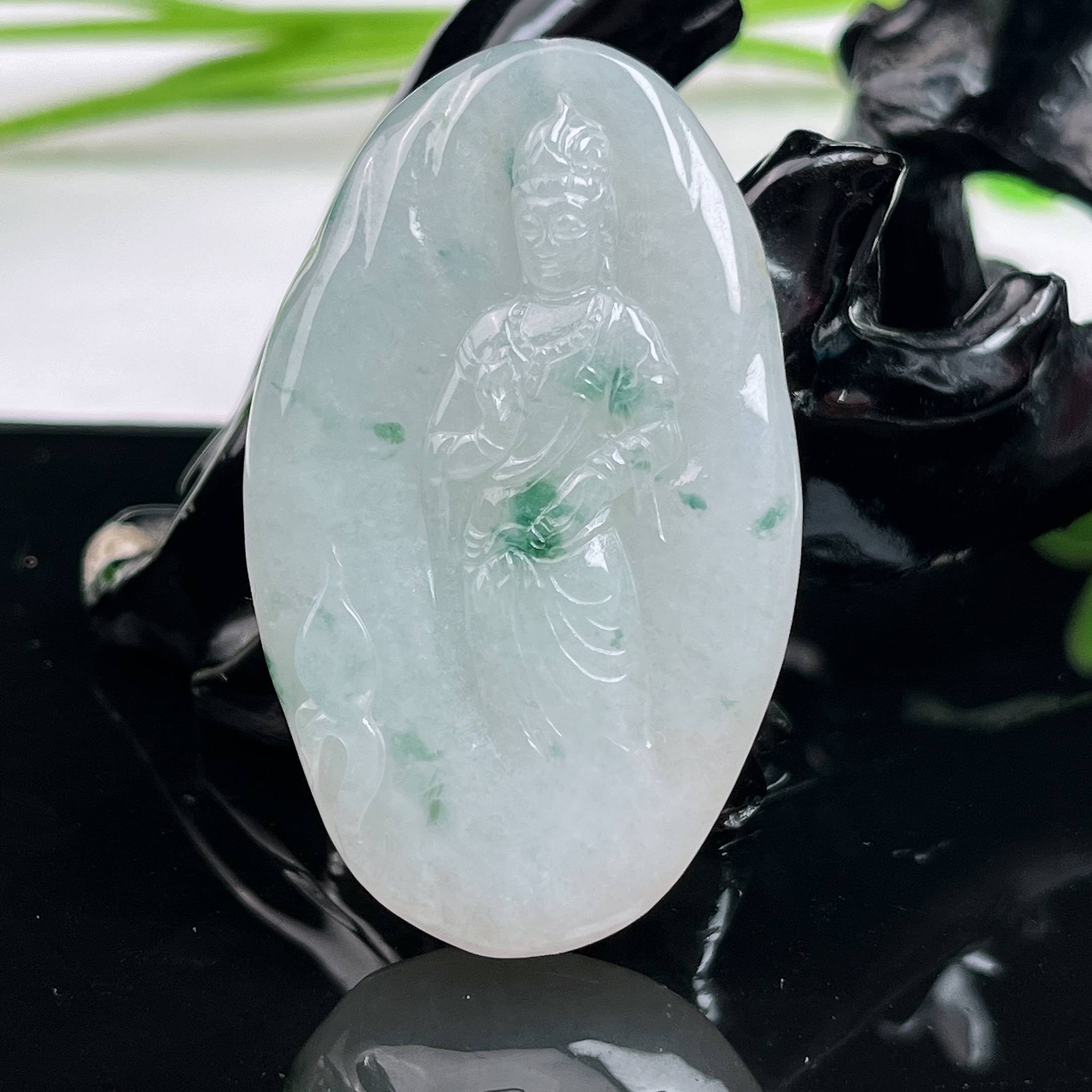 缅甸天然翡翠A货冰种飘花观音