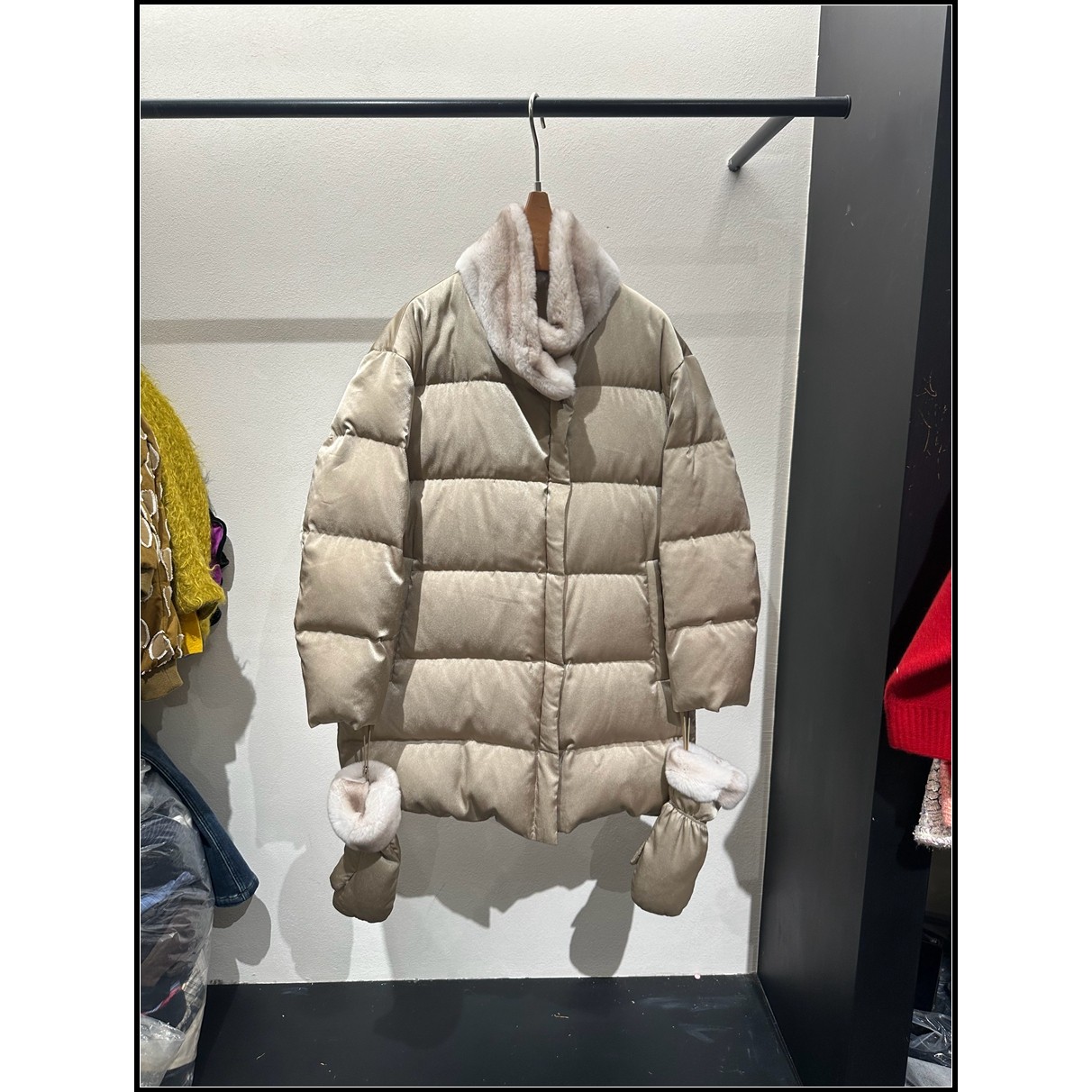 【韩钰DESIGN】 静奢风兔毛领连帽羽绒服女中长款配手套保暖外套