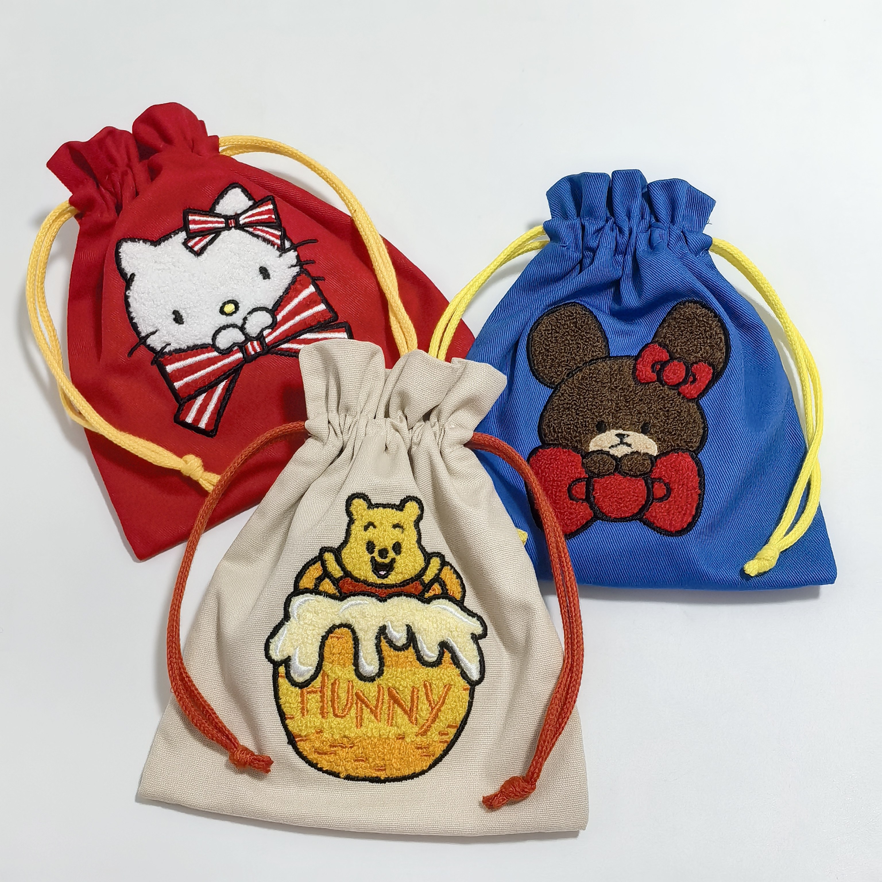 日单新款可爱卡通HelloKitty读书熊联名款噗噗小熊毛绒刺绣束口袋