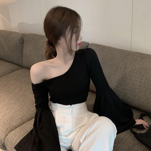 斜领露肩漏锁骨上衣显瘦心机设计感小众修身喇叭袖长袖t恤女韩版